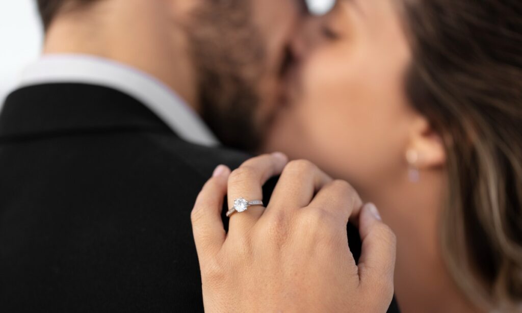 Tipos de Anillos de Compromiso: descubre cuál es perfecto para ti 3 pareja celebrando su compromiso