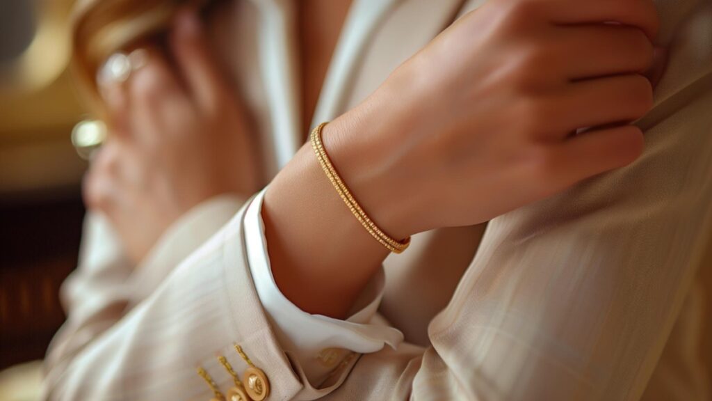 Tipos de pulseras en joyería que debes conocer 1 persona con pulsera dorada en su muñeca