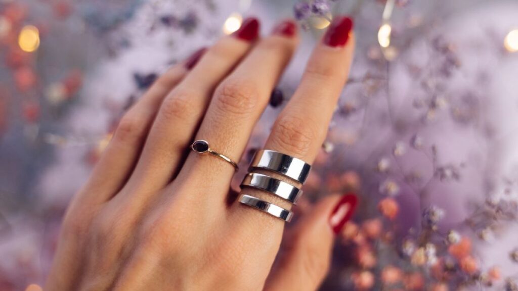 Consejos expertos para combinar joyas de oro y plata con estilo 1 Mujer con Anillos de oro y plata