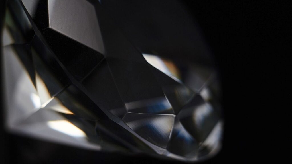 El oscuro pasado del diamante Koh-i-Noor y otras joyas malditas 1 diamante koh-i-Noor en fondo negro