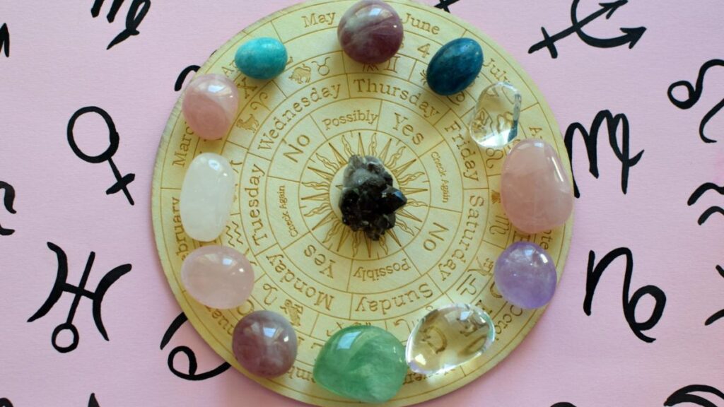 Horóscopo y piedras: encuentra tu amuleto perfecto según tu signo 1 piedras sobre una tabla con signos del zodiaco