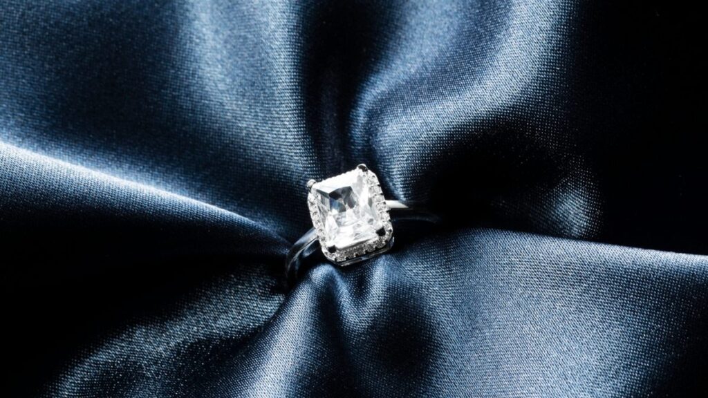 La energía de las piedras: ¿Cómo influyen en tu vida? 1 anillo con piedra preciosa