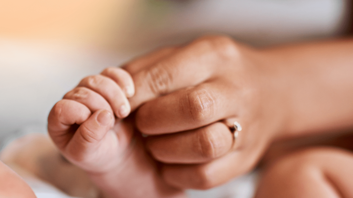 Joyas para madres primerizas: Regalos memorables para celebrar la maternidad