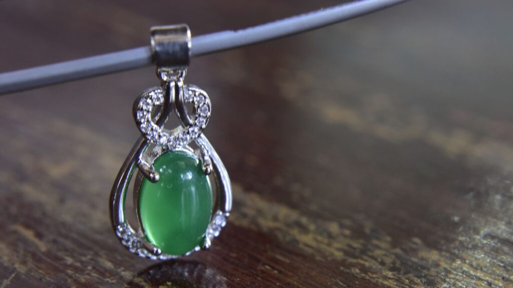 Propiedades y significado de la esmeralda: la piedra del amor eterno y la claridad interior 1 pendiente de color verde