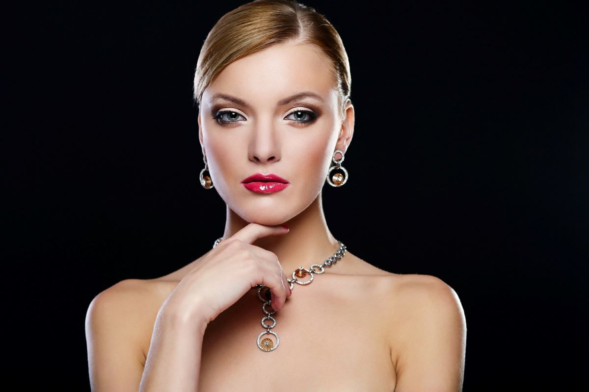 La mejor forma de cómo combinar pendientes y collares con estilo