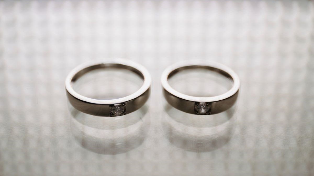 Cómo saber si un anillo es de oro blanco: guía completa