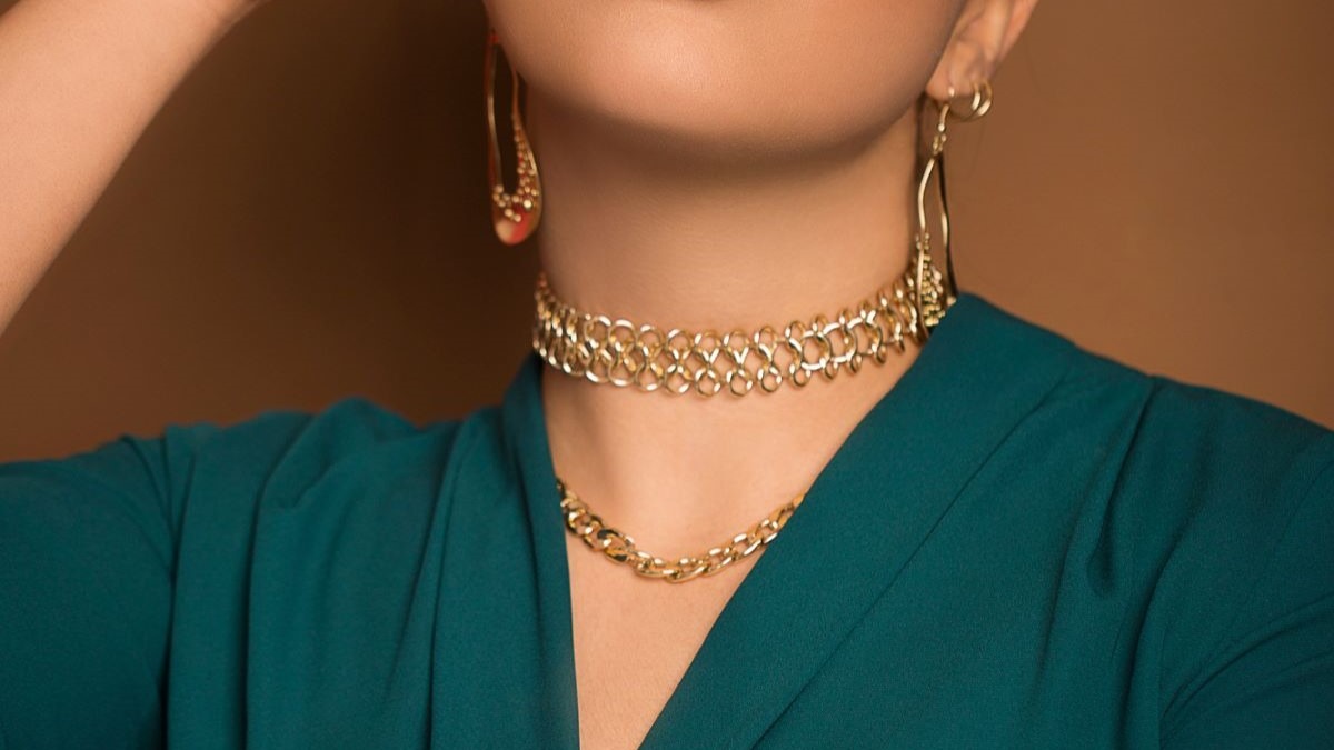 mujer con choker dorado en su cuello