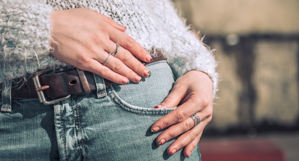 Mujer con anillos de plata en sus dedos
