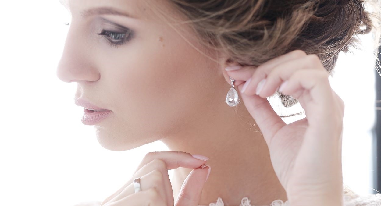 Pendientes para novias modernas: Elegancia en el gran día