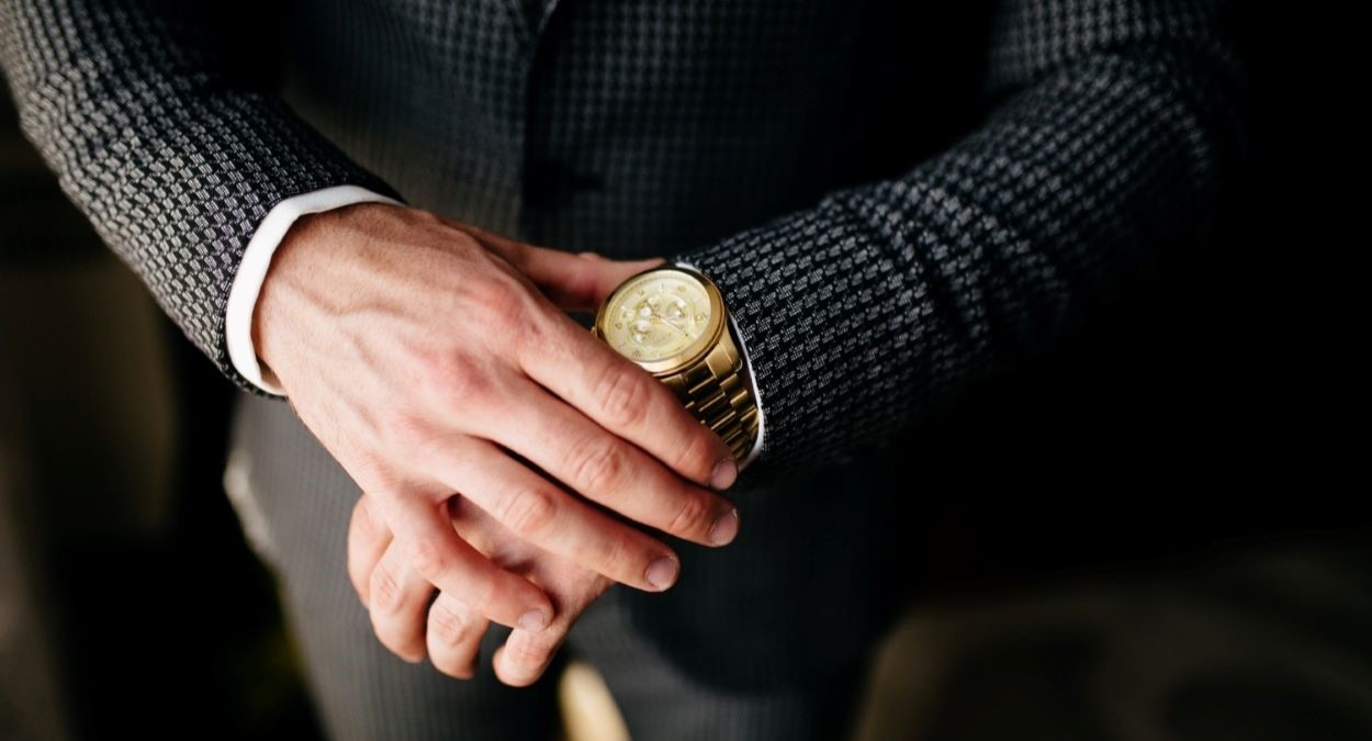 El reloj dorado para hombre, un símbolo de distinción y elegancia